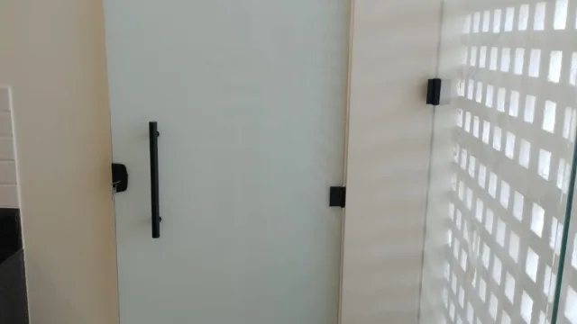Porta-de-banheiro-com-pelicula-branca